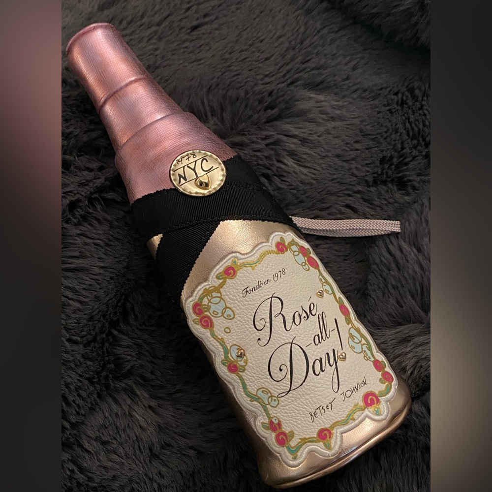 Betsey Johnson Rose all day wristlet wine bottle purse. Like new condition!!
